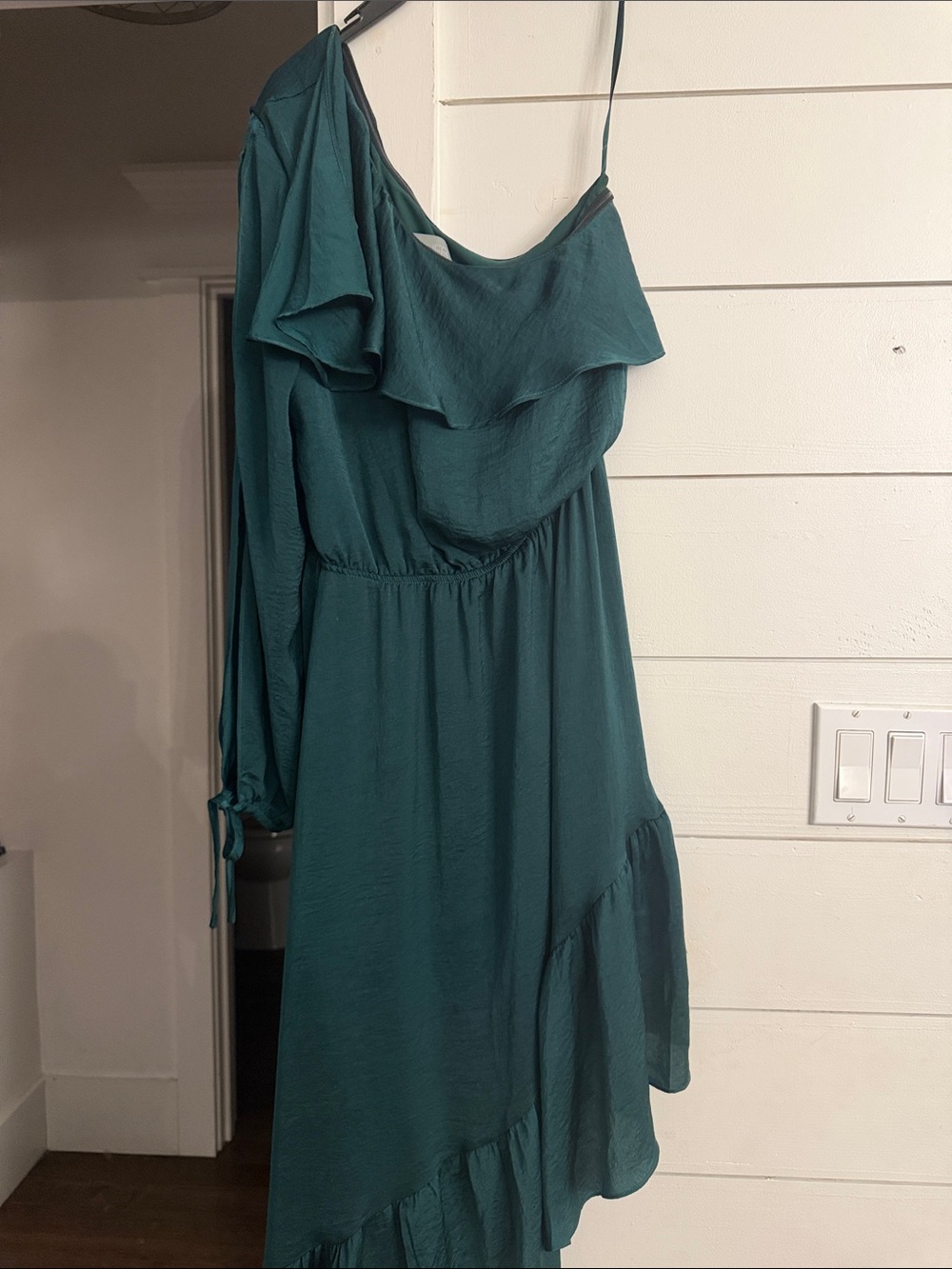 One-Shoulder Emerald Green Ruffled Dress
